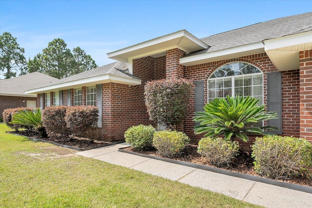 single story home with a front lawn