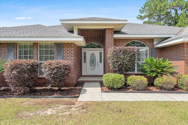 view of front of property featuring a front lawn