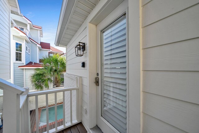 property entrance featuring a balcony