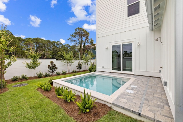 view of swimming pool featuring a lawn