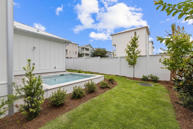 view of swimming pool featuring a yard