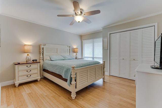 bedroom featuring a closet, ceiling fan, crown molding, and light hardwood / wood-style floors