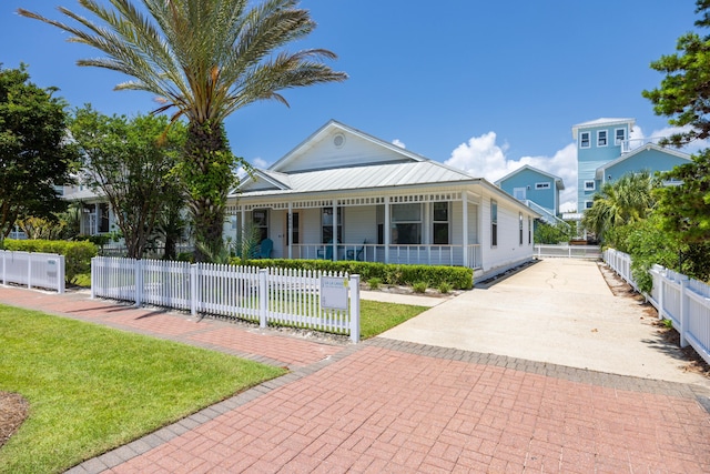 view of front facade featuring a porch and a front lawn