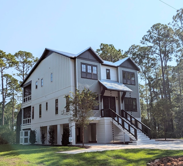 view of front of house featuring a front yard