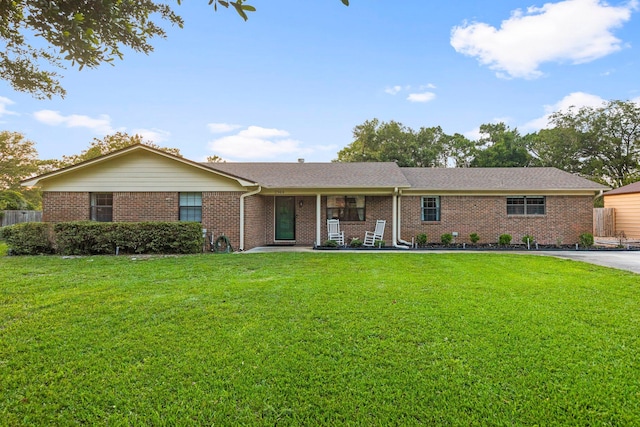 ranch-style house featuring a front yard