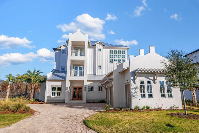 view of front of property featuring a pergola and a front lawn