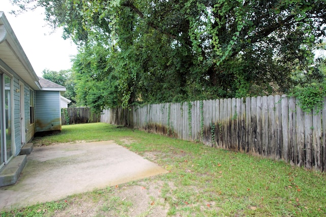 view of yard featuring a patio area