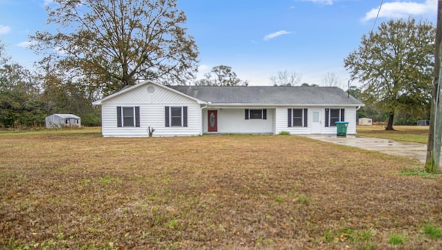 ranch-style home with a front yard