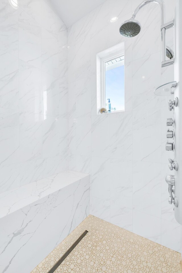 bathroom featuring tiled shower