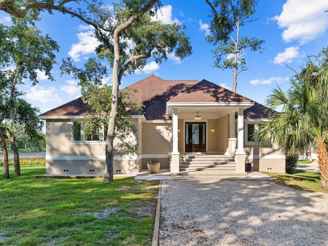 view of front of property featuring a front yard and a porch