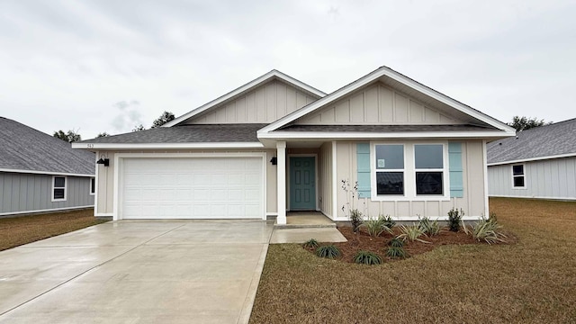 view of front of home featuring a front yard and a garage