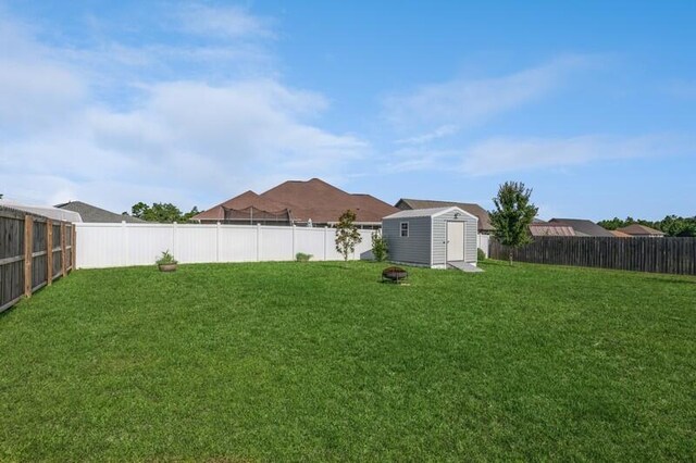 view of yard featuring a shed