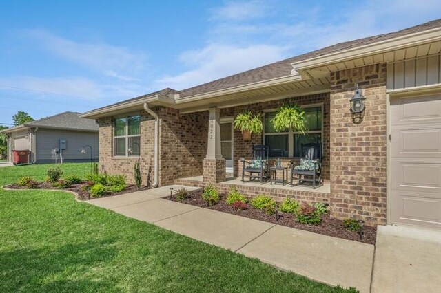 view of front facade featuring a garage and a front yard