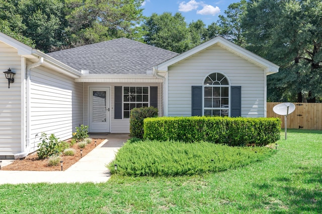 view of front facade featuring a front lawn