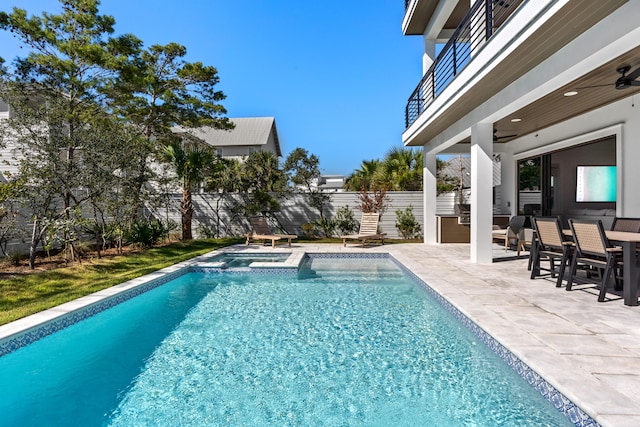 view of pool featuring a patio area, an in ground hot tub, and ceiling fan