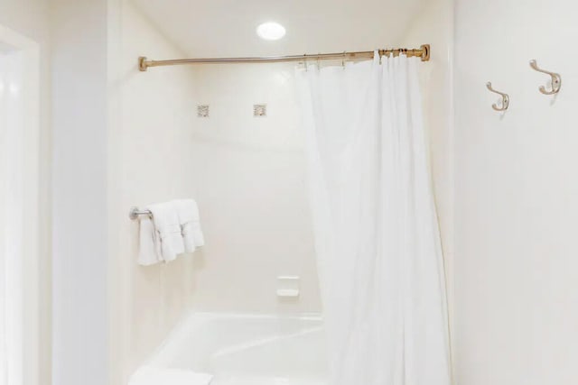 bathroom featuring shower / bath combo