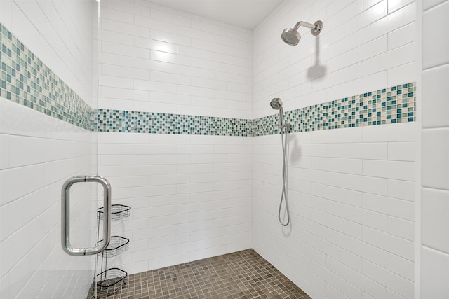 bathroom featuring a tile shower