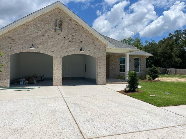 view of front facade with a front yard