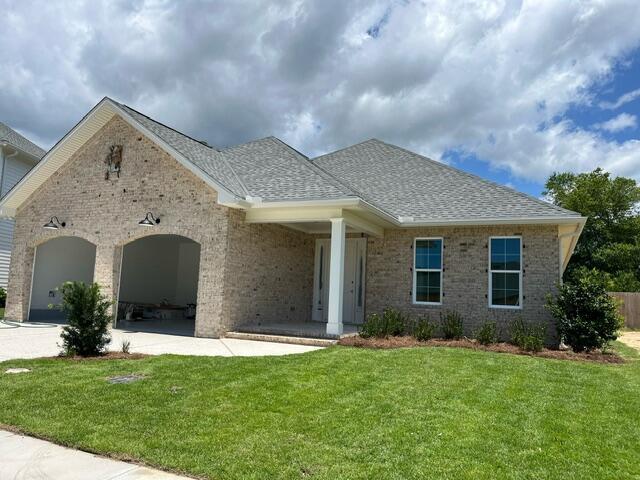 view of front of home featuring a garage and a front yard