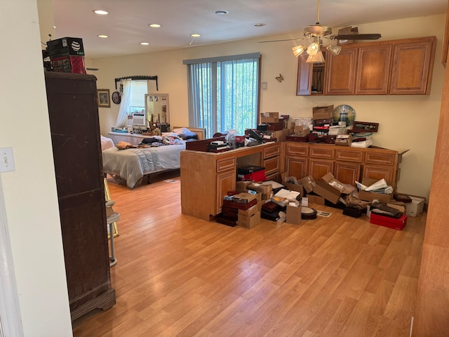 kitchen featuring light hardwood / wood-style floors, ceiling fan, and kitchen peninsula