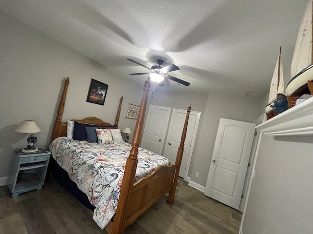 bedroom featuring ceiling fan, dark hardwood / wood-style floors, and a textured ceiling