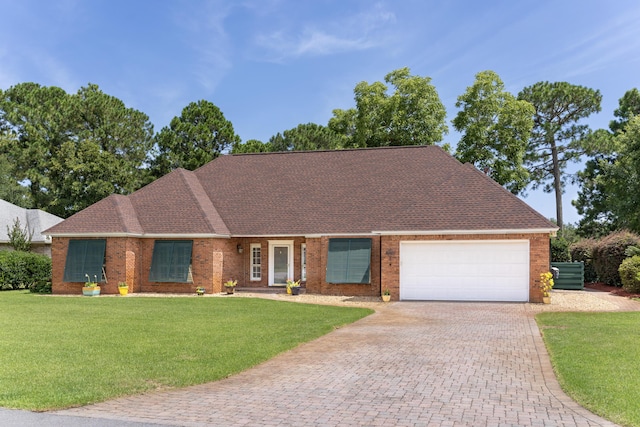 view of front of home featuring cooling unit, a garage, and a front yard