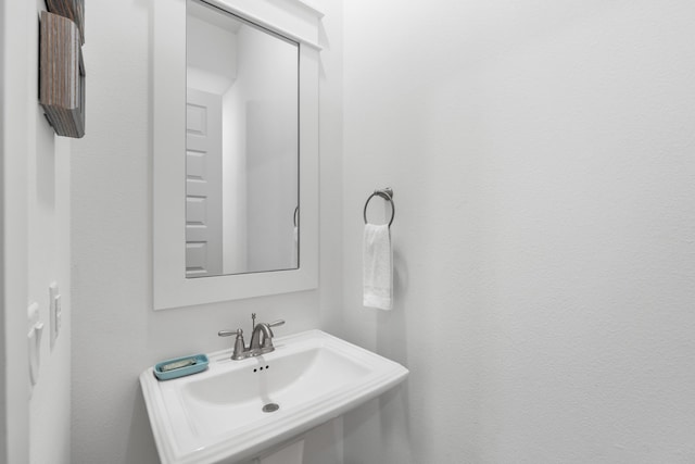 bathroom featuring sink