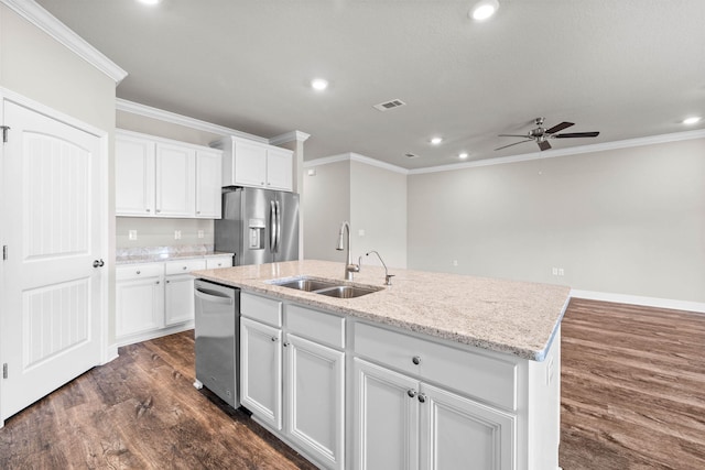 kitchen featuring appliances with stainless steel finishes, ceiling fan, a kitchen island with sink, sink, and white cabinetry