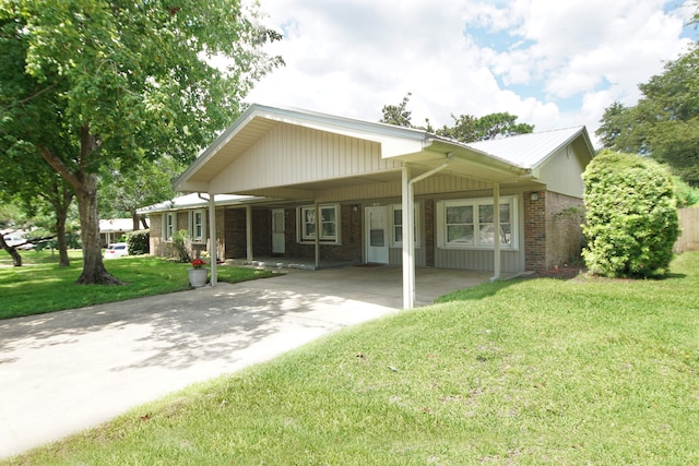 view of front of home featuring a front yard