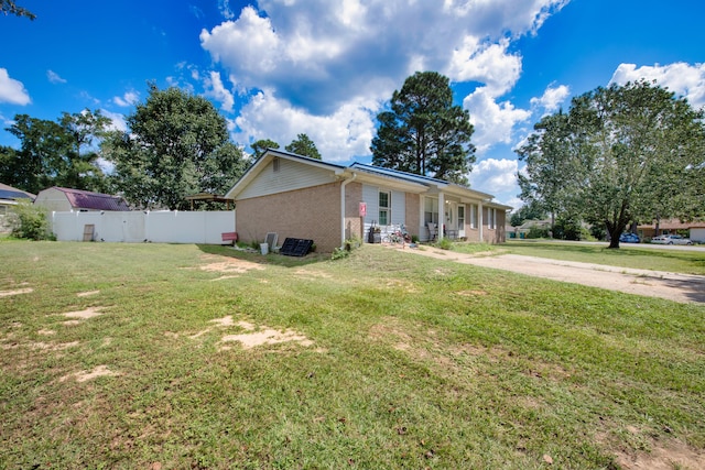 single story home featuring a front yard