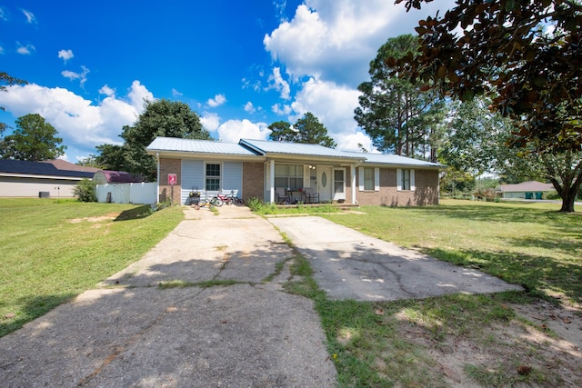 view of front of property featuring covered porch and a front yard