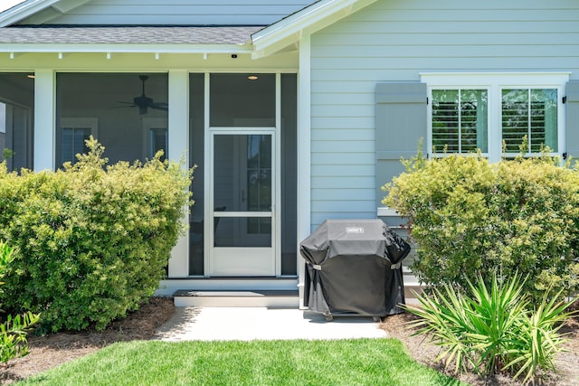 doorway to property with ceiling fan