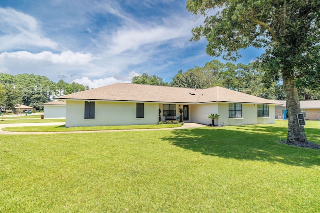 ranch-style house featuring a front yard