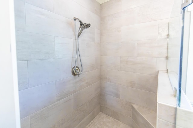 bathroom featuring a tile shower