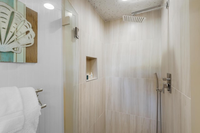 bathroom featuring tiled shower