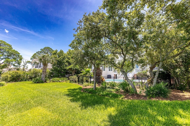 view of yard featuring a fenced in pool