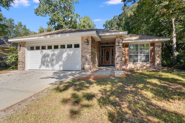 view of front of property featuring a front lawn and a garage