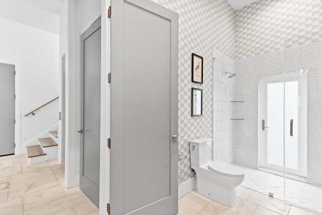 bathroom with toilet and a tile shower