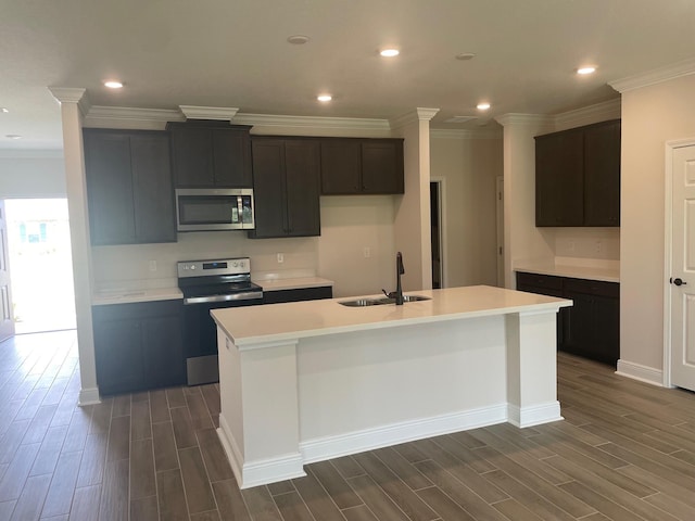 846 Coastal Breeze Dr, Freeport, FL 32439 - kitchen featuring stainless steel appliances, a sink, dark wood finished floors, a kitchen island with sink, and crown molding