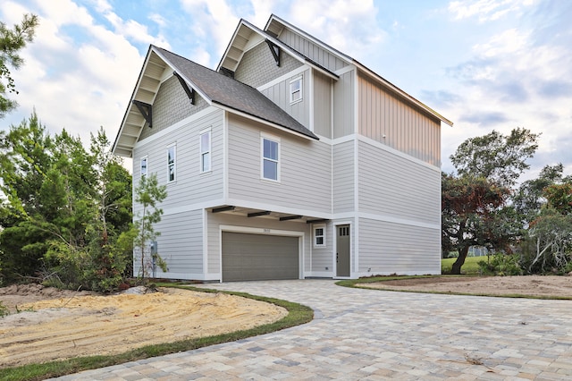 view of front facade featuring a garage