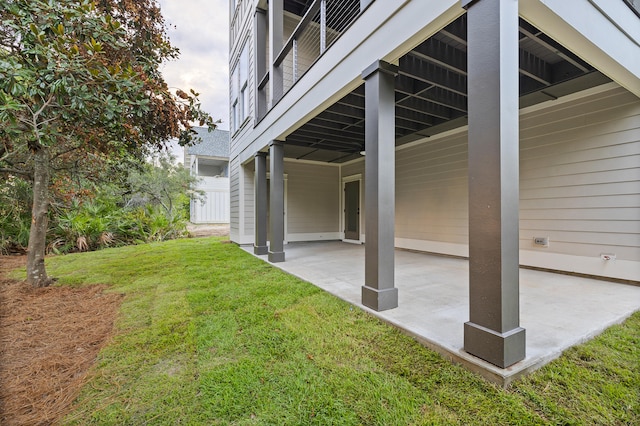 view of yard featuring a patio