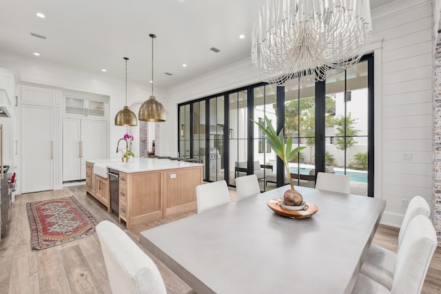 dining space featuring light wood finished floors, visible vents, crown molding, a chandelier, and recessed lighting