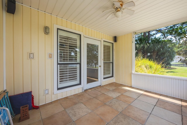 sunroom featuring ceiling fan