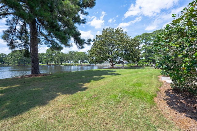 view of yard featuring a water view