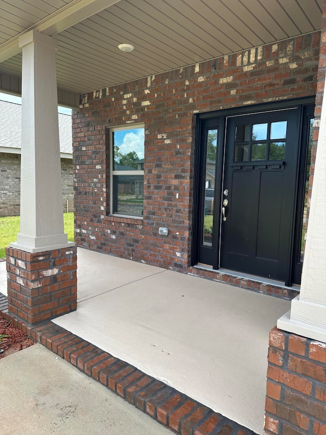 entrance to property featuring covered porch