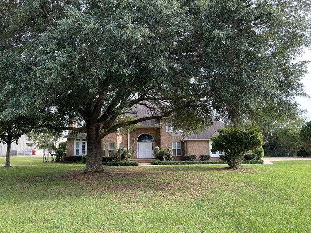 view of front of property featuring a front lawn