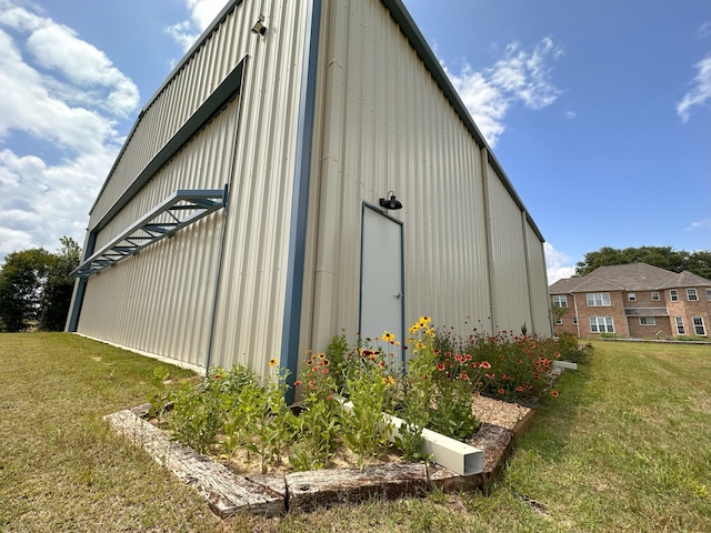 view of outdoor structure featuring a yard