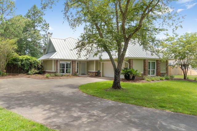 view of front of home featuring a garage and a front yard