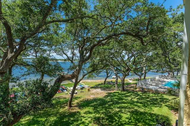 view of yard featuring a water view