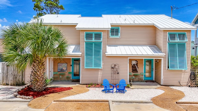 townhome / multi-family property featuring a patio